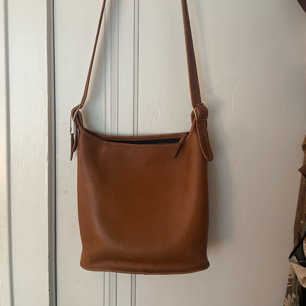 Vintage Coach 70s crossbody slim leather bucket bag